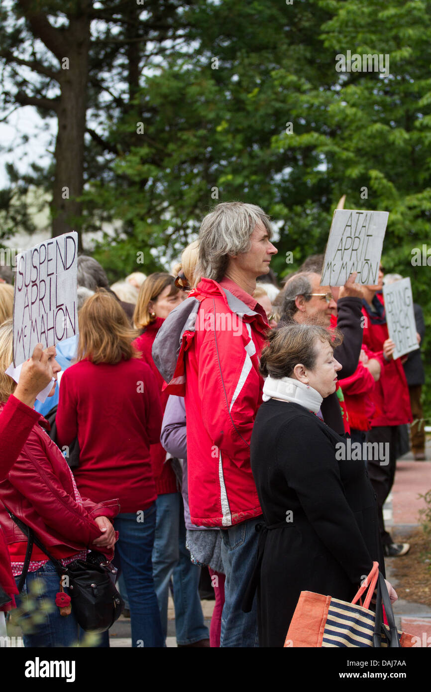 Los manifestantes sosteniendo pancartas bloquean la entrada principal de la Universidad de Aberystwyth en apoyo del Centro de Artes suspendido personal. Foto de stock