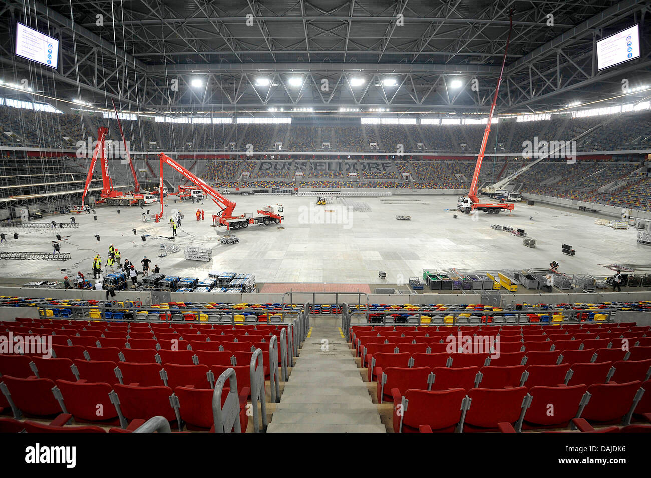 Carros de elevación situados en el ESPRIT Arena en Düsseldorf, Alemania, 07  de abril de 2011. La final del Festival de Eurovisión se lleva a cabo en la  Arena el 14 de