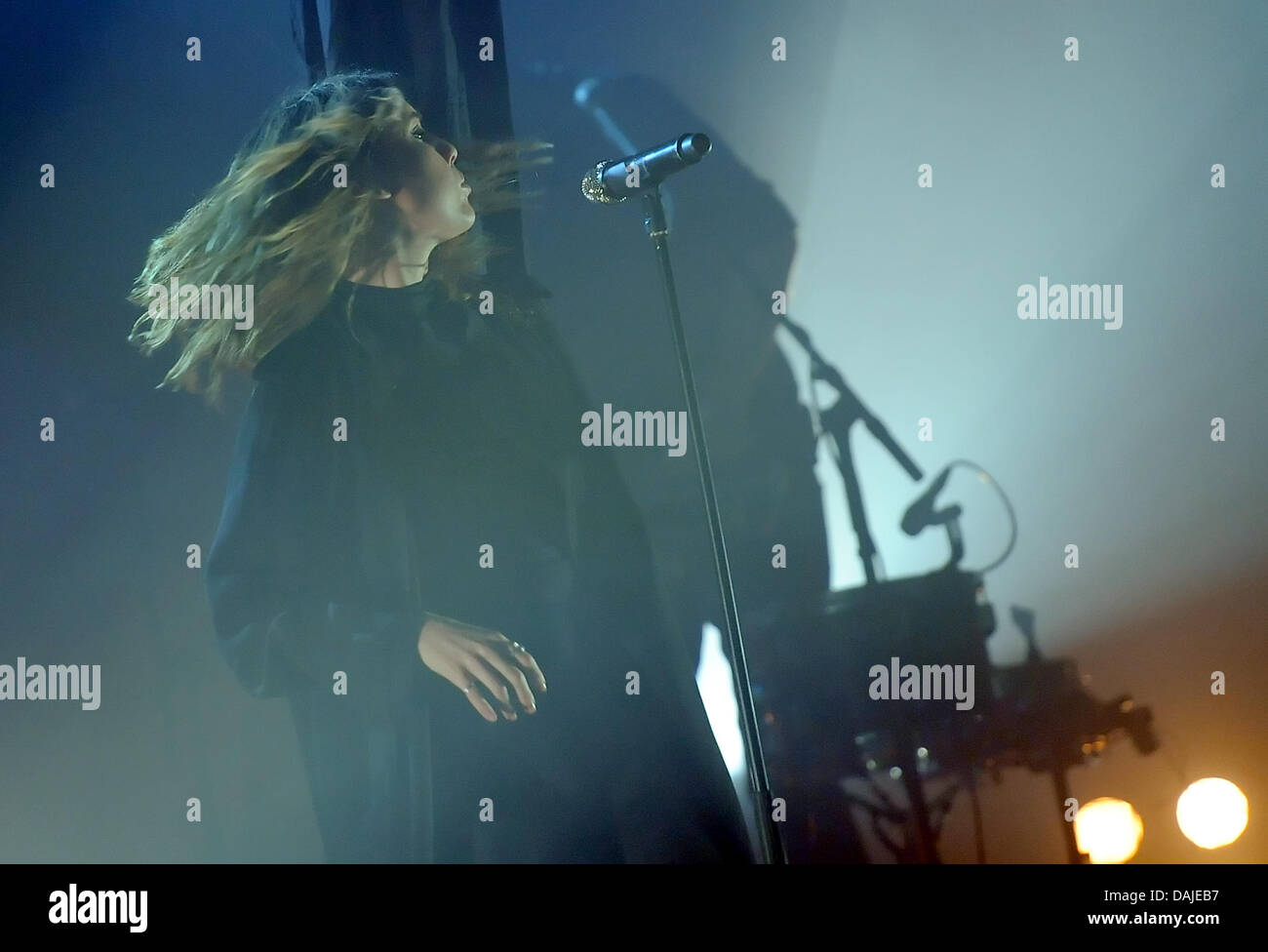 Cantante sueca Lykke Li está en el escenario del Astra en Berlín
