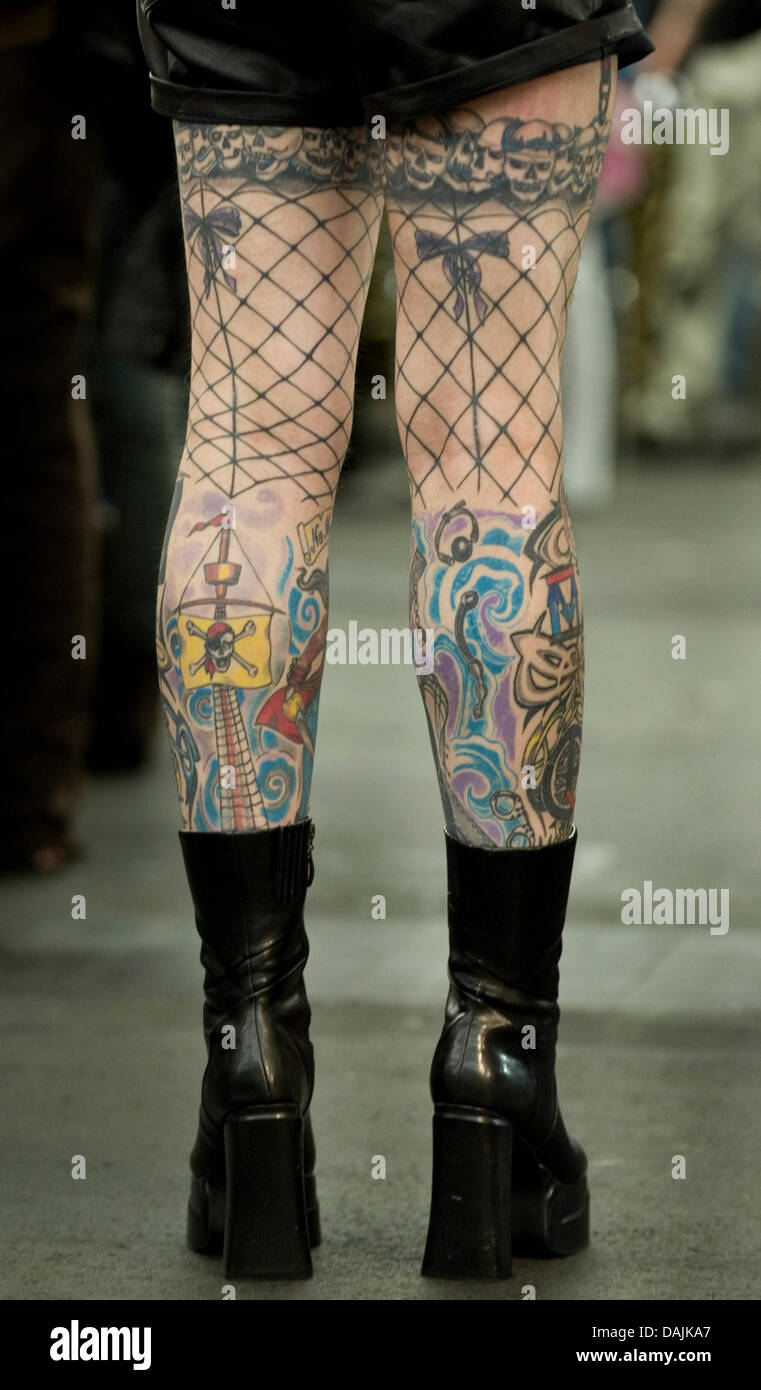 El ventilador tiene un tatuaje netas medias tatuado en sus piernas en la  19ª Convención Internacional de tatuajes en Frankfurt, Alemania, el 16 de  abril de 2011. Más de 700 tattoers de