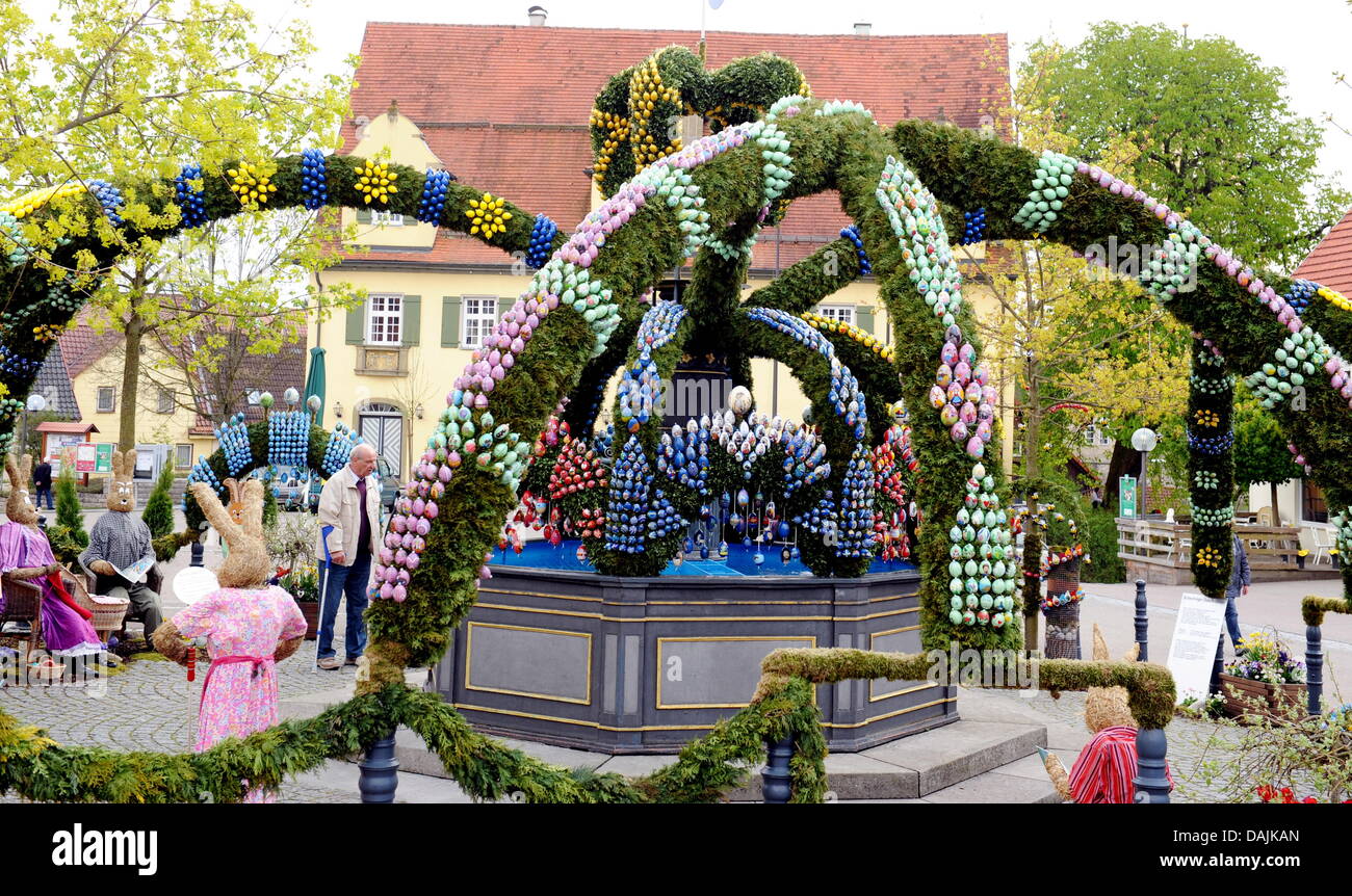 Alrededor de 9500 huevos pintados coloridamente adornan la Pascua bien en Schechingen, Alemania, 15 de abril de 2011. Decora la fuente es una tradición de 100 años de antigüedad que está destinada a conseguir la espalda en forma después de un invierno duro y para apaciguar a la diosa. Los huevos están decoradas con Christian, cuento de hadas y el paisaje de adornos. Foto: Bernd Weissbrod Foto de stock