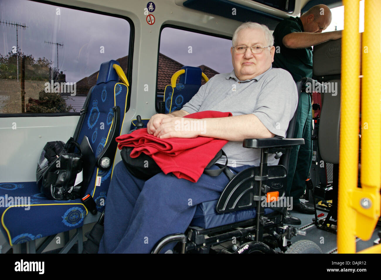 Transporte de pacientes área de West Sussex ambulancia teniendo un paciente  masculino en una silla de ruedas al hospital Fotografía de stock - Alamy