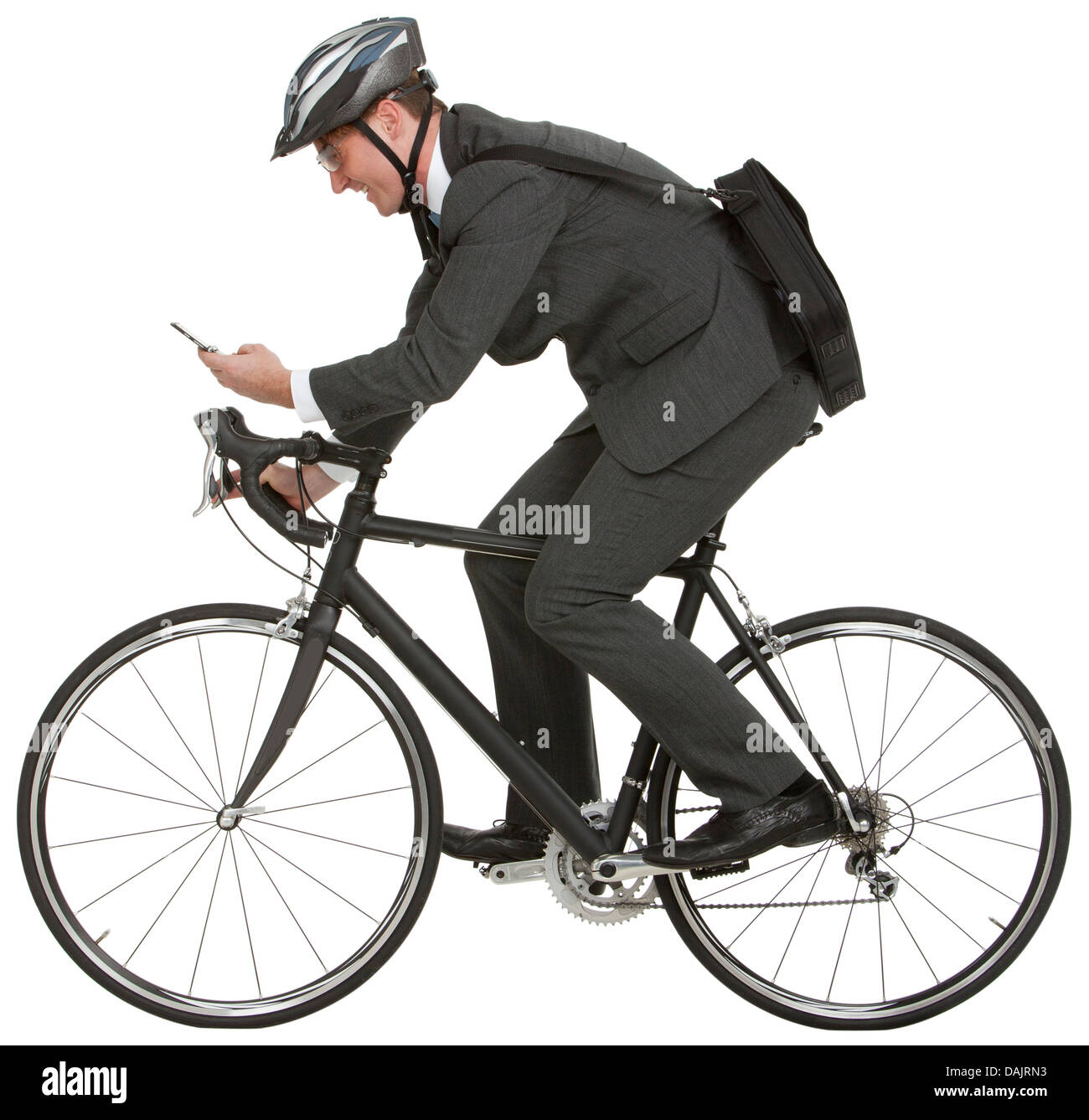 Empresario montando bicicleta y a través de teléfono móvil Foto de stock