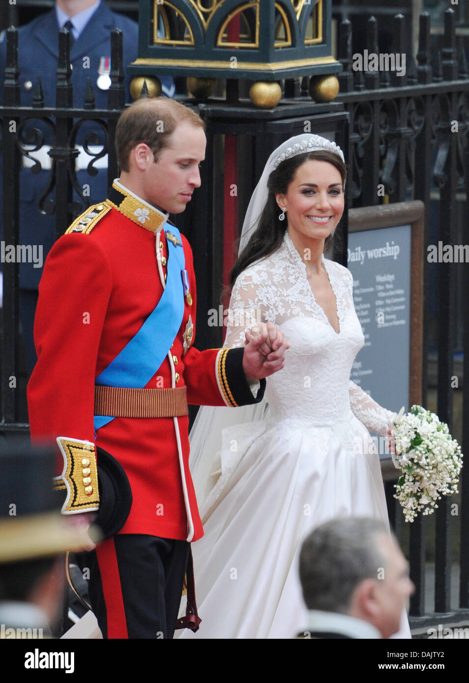 El príncipe Guillermo y la princesa Catalina salir de la Abadía de  Westminster después de su boda en Londres, Inglaterra, 29 de abril de 2011.  Unos  invitados, seguido de la ceremonia