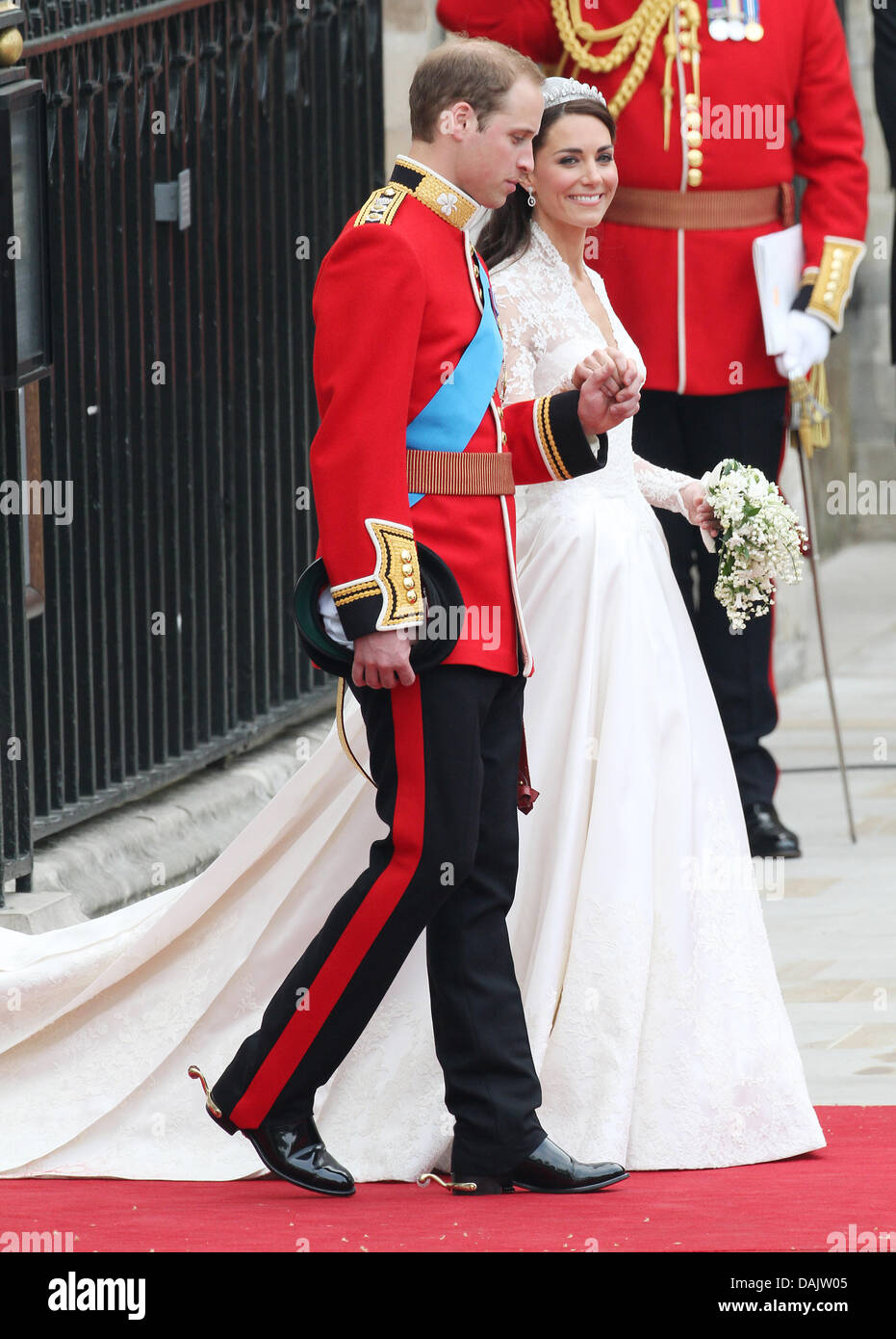El príncipe Guillermo y la princesa Catalina salir de la Abadía de  Westminster después de su boda en Londres, Inglaterra, 29 de abril de 2011.  Unos  invitados, seguido de la ceremonia