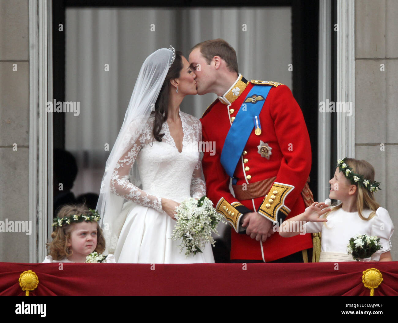 Beso de los recién casados el príncipe Guillermo y la princesa Catalina en  el balcón del Palacio de Buckingham, en Londres, Inglaterra, 29 de abril de  2011, después de su ceremonia de