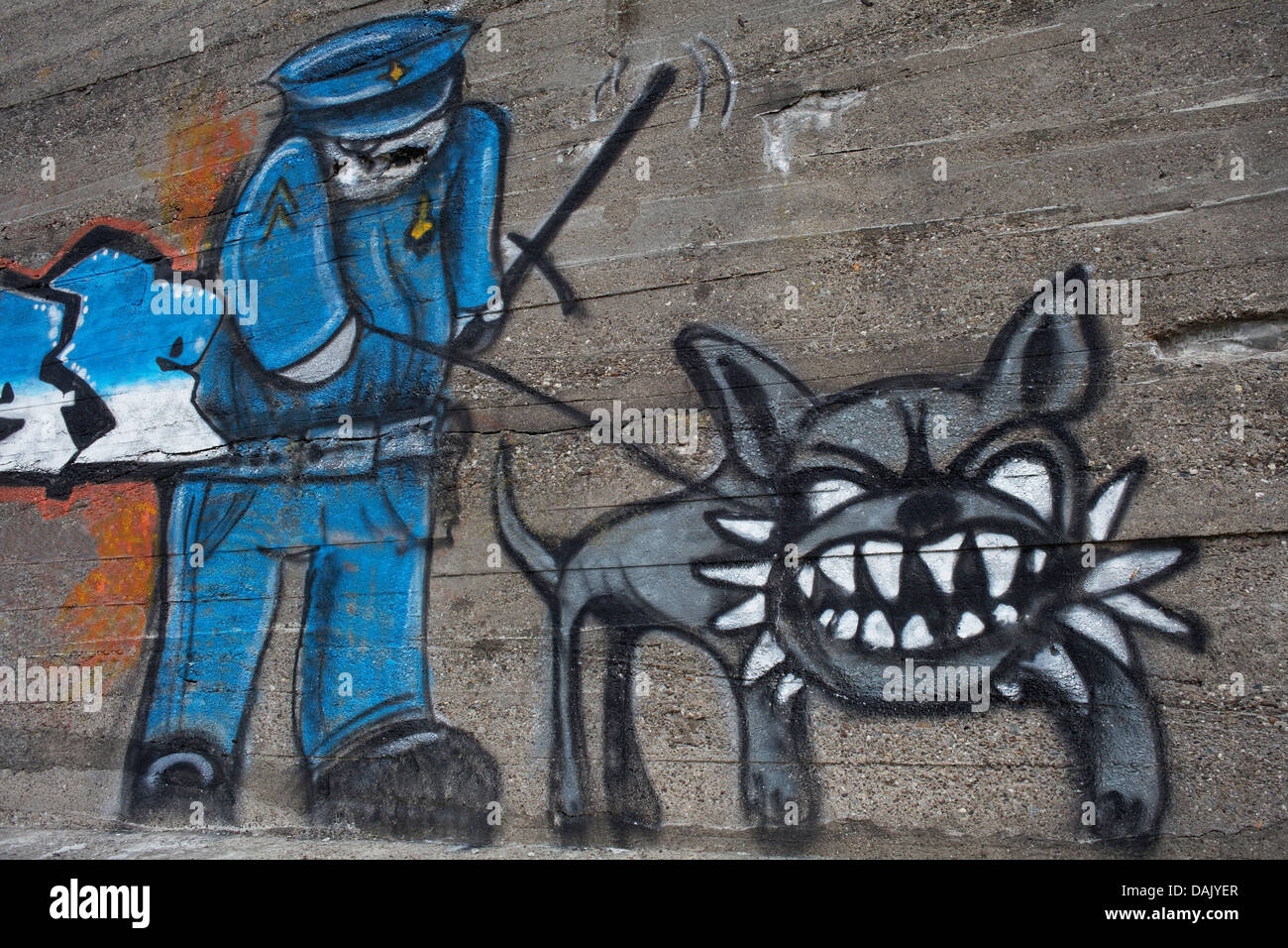 Policía con un perro resistente, graffiti Foto de stock