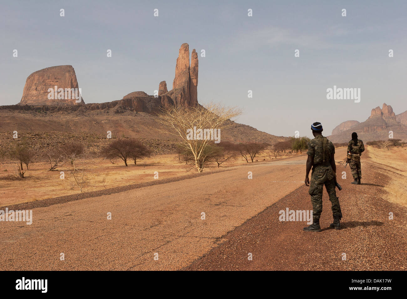 Soldados armados del ejército maliense en patrulla buscando miembros de al-Qaeda cerca de "La mano de Fátima' Hombori, Malí central Foto de stock