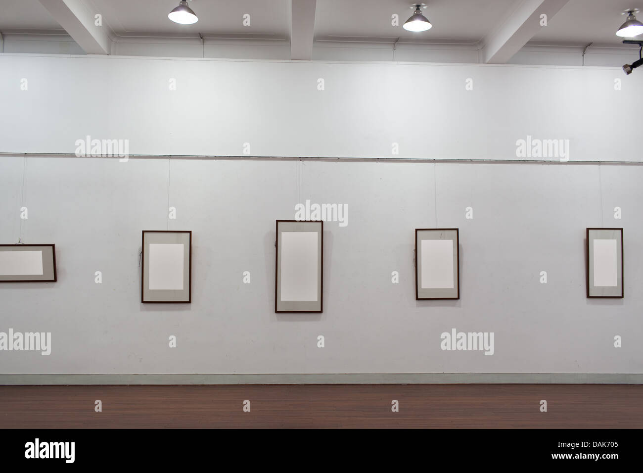 La galería de arte sin que nadie, marco vacío. Foto de stock