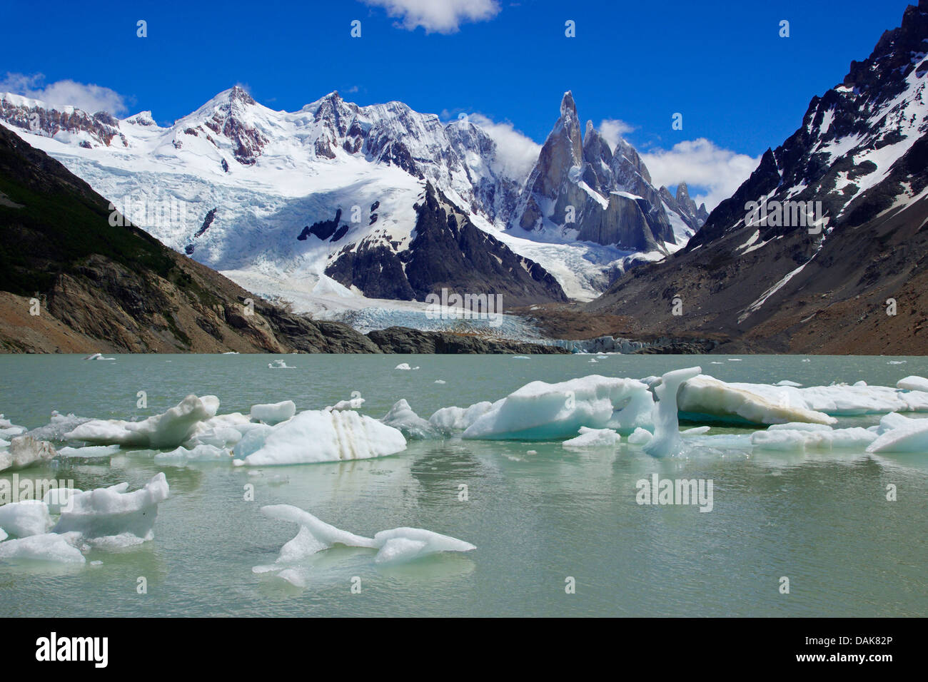 Cerro Torre y Laguna Torre con pequeños icebergs flotantes; también Cerro Grande, Cerro Doblado, Cerro Adela, Chile, Patagonia, Parque Nacional Los Glaciares, El Chalten Foto de stock