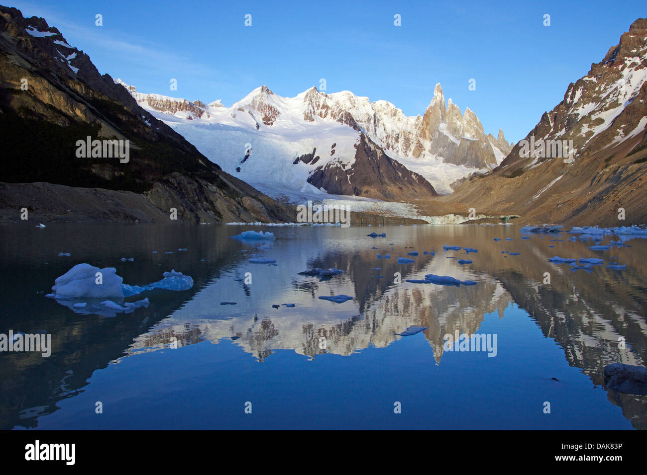 El cerro Torre en la luz de la mañana, la Laguna Torre con pequeños icebergs, también Cerro Grande, Cerro Doblado, Cerro Adela, Patagonia, Parque Nacional Los Glaciares, El Chalten Foto de stock