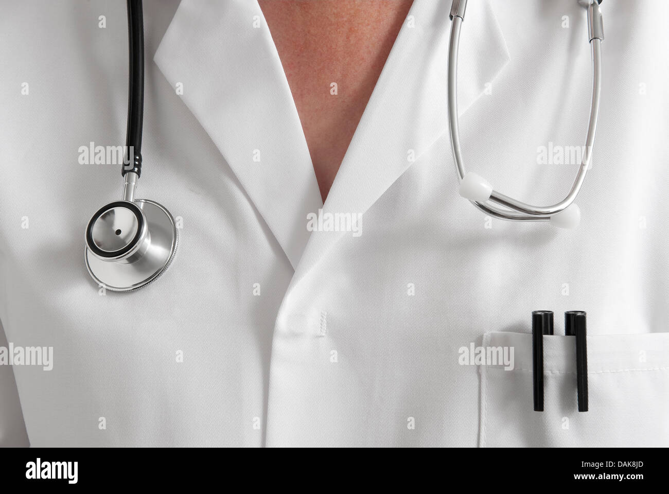 Doctora en bata blanca con un estetoscopio alrededor del cuello Foto de stock