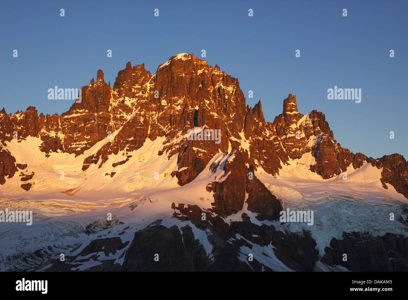 Cerro Castillo en la luz de la mañana, Chile, Patagonia Foto de stock