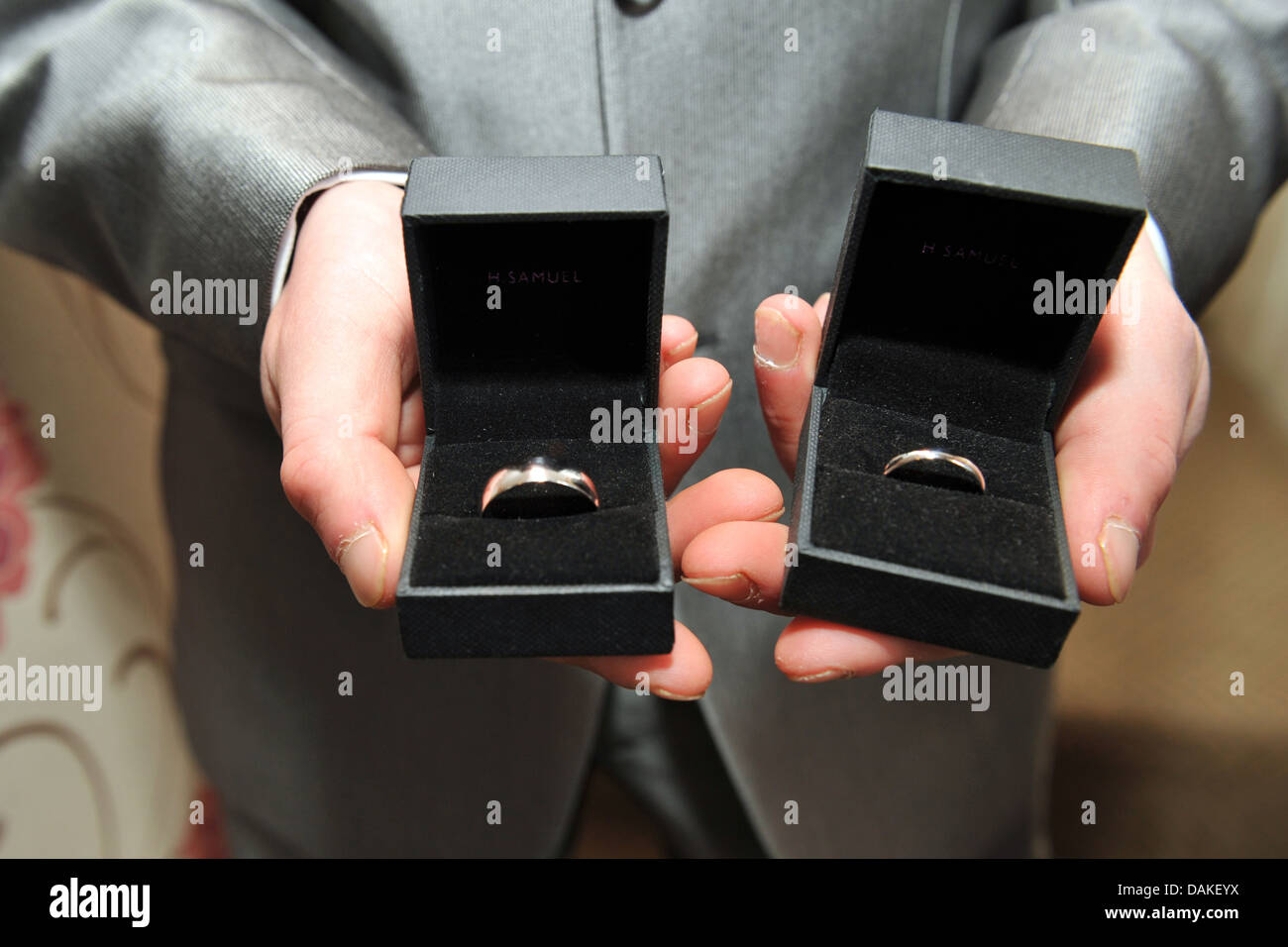 Cerca de los anillos de boda en la vitrina en la ceremonia Fotografía de  stock - Alamy