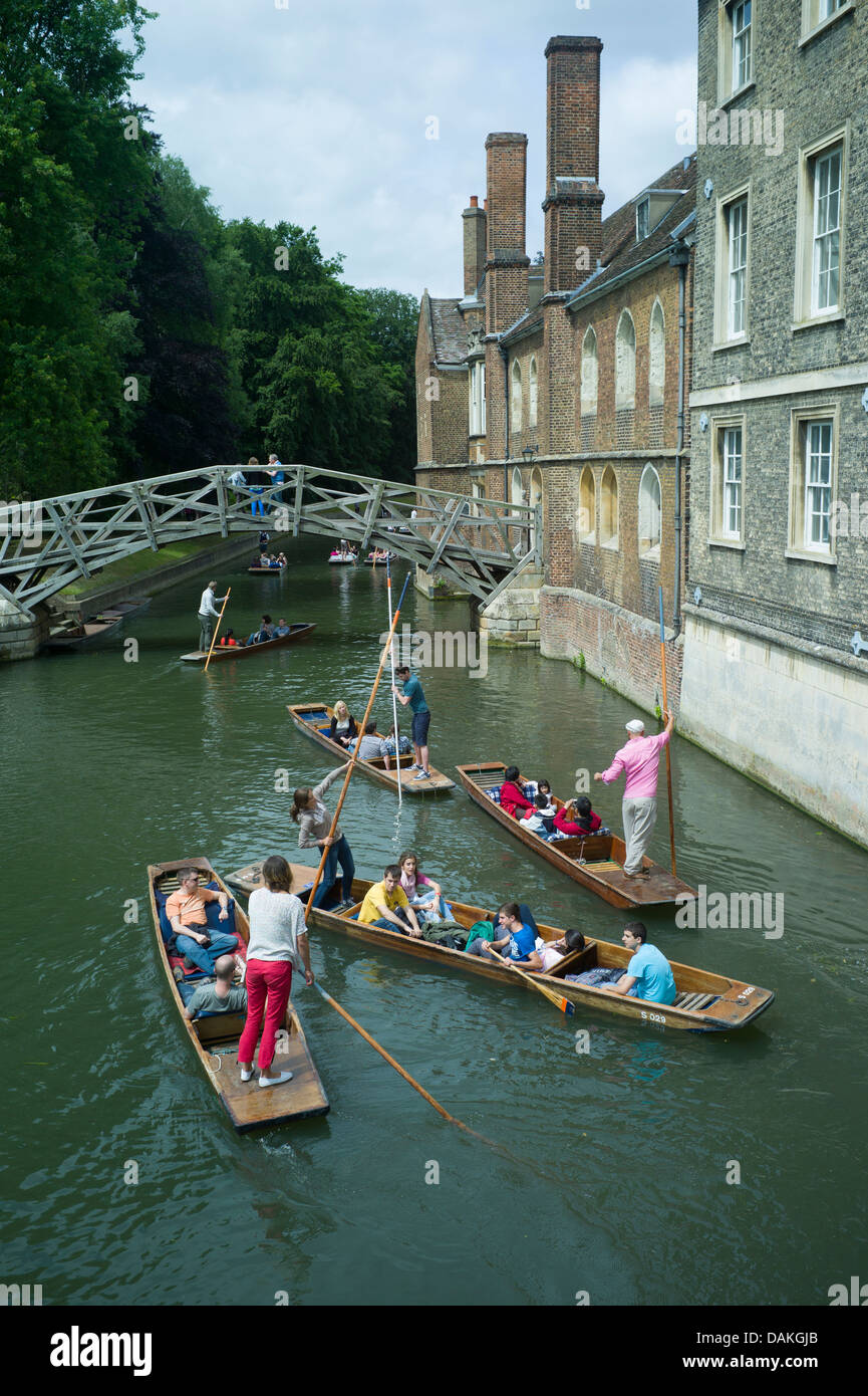 Punts y navegar por el río Cam, Cambridge, de julio de 2013, Inglaterra, estudiantes y turistas disfrutar de navegar en las espaldas,Cambridge. Foto de stock