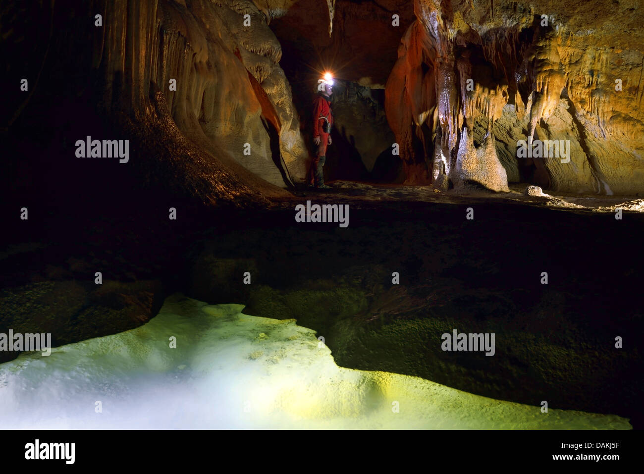 Espeleólogo en la cueva del Viejo Monoi, Francia, el Parque Nacional de Calanques, La Ciotat Foto de stock