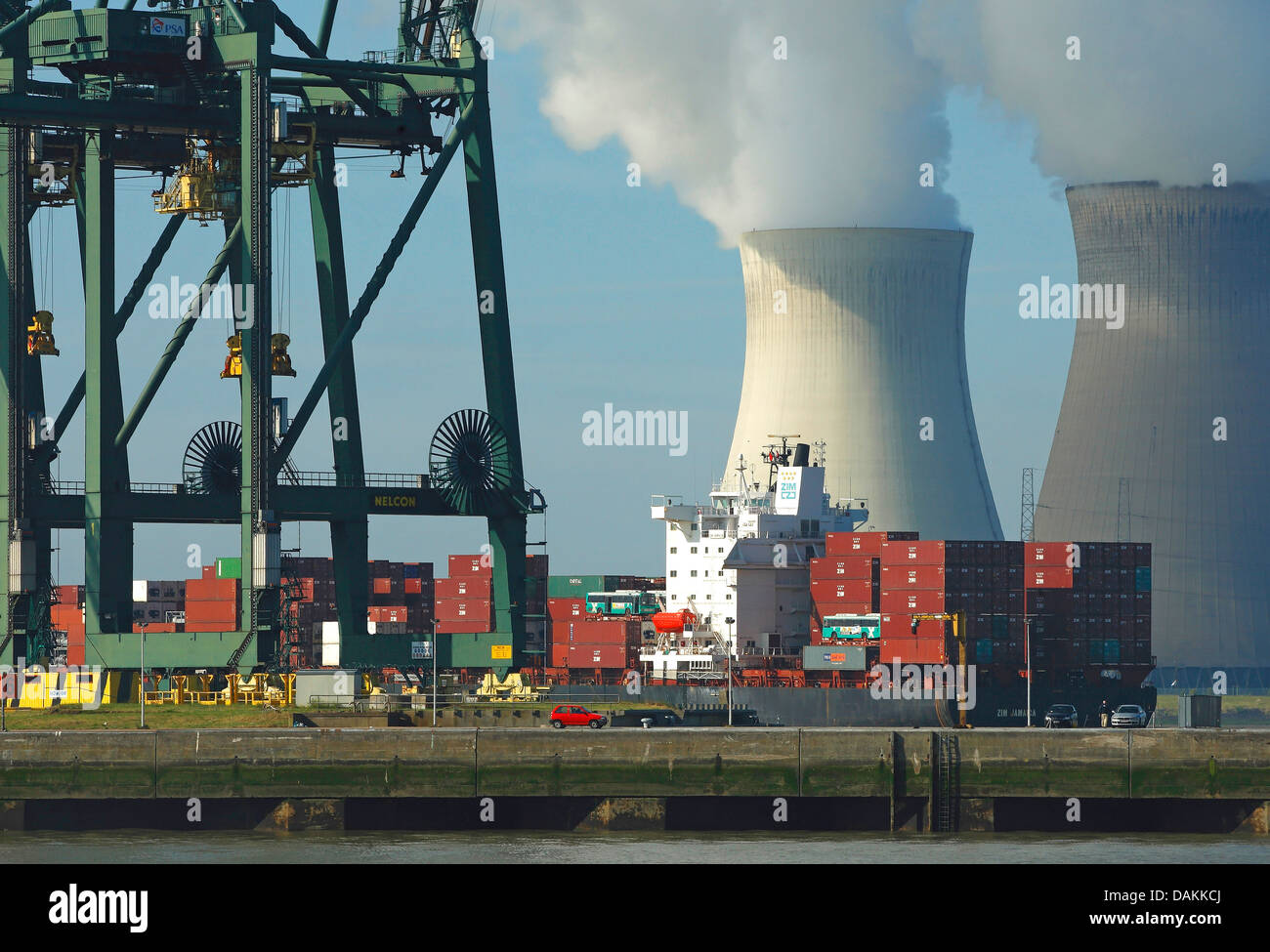 Buque de carga en la parte delantera de las torres de enfriamiento de una planta de energía nuclear, Bélgica, Amberes Foto de stock