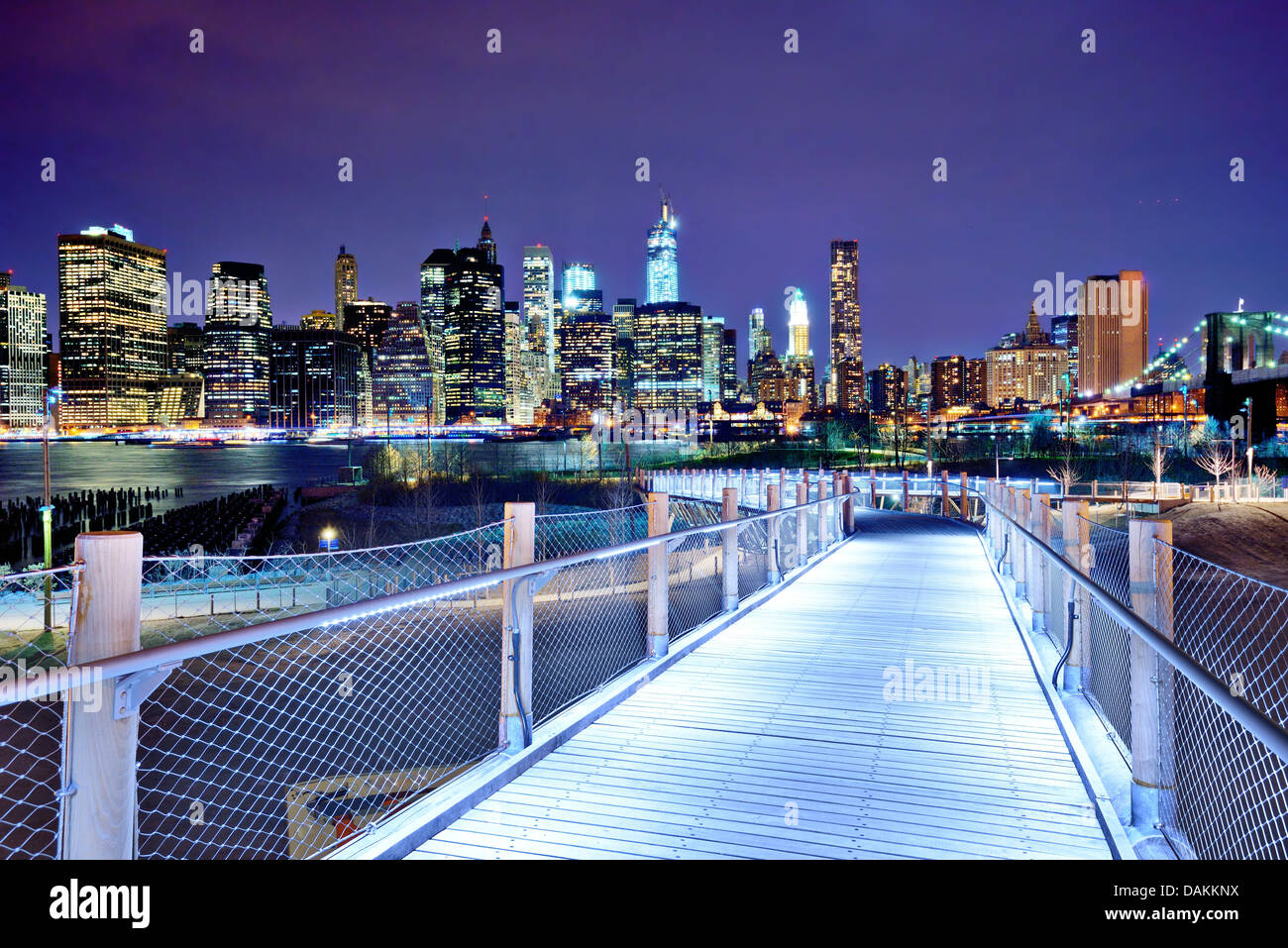 Lower Manhattan skyline visto desde Brooklyn en Nueva York. Foto de stock