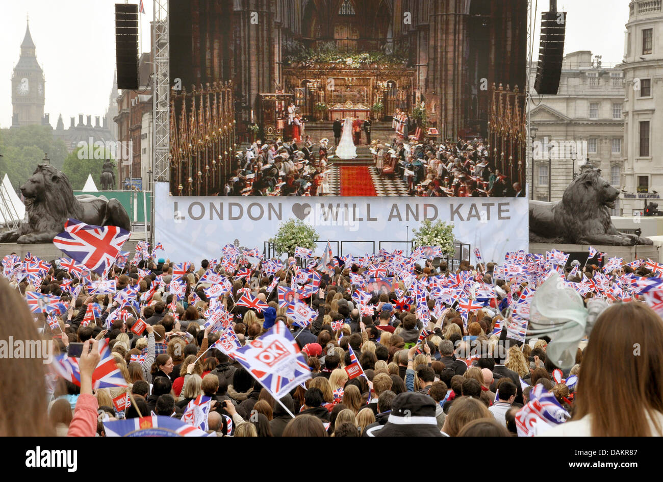 Los abanicos reales ver la boda real en Trafalgar Square en una gran pantalla de televisión en Londres, Inglaterra, 29 de abril de 2011. Cientos de miles de fans monárquicos y turistas se alinearon en la ruta de la boda de la Abadía al Palacio de Buckingham. El príncipe Guillermo y Kate Middleton son debido a casarse en la Abadía de Westminster, el 29 de abril. Foto: Cordula Donhauser Foto de stock