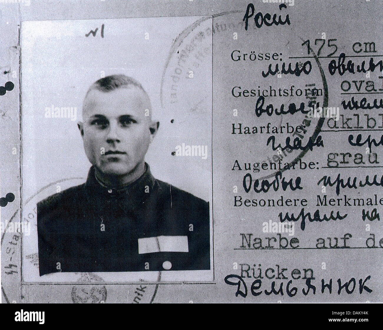 (Archivo) - Un archivo imagen de fecha 18 de febrero de 2009, de un ejemplar de Iván 'Juan' el deber de Demjanjuk tarjeta que recibió como una 'protección' en el campamento de Trawniki y en el cual se señala lo siguiente: "27.3. 43 Sobibor', que es el día en que Demjanjuk llegó al campo de exterminio Sobibor. Demjanjuk fue condenado a cinco años de cárcel después de que uno de los últimos juicios Nazi. El 12 de mayo de 2011, el tribunal del Estado en mu Foto de stock