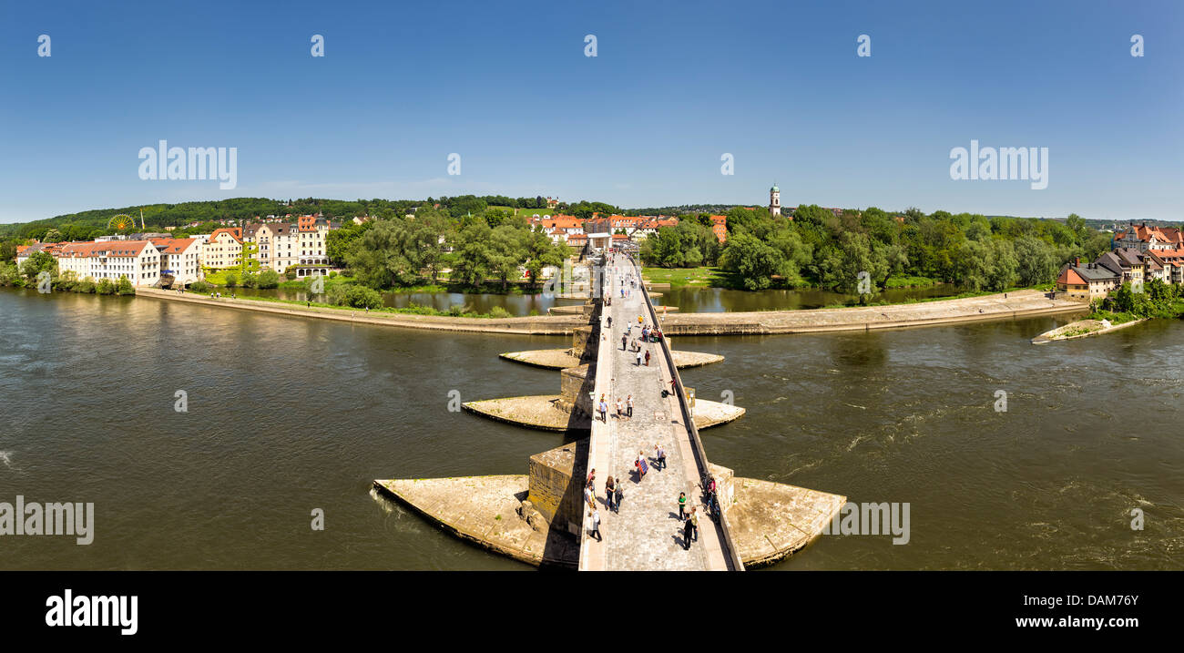 Alemania, Baviera, Regensburg, Vista de Stadtamhof, el antiguo puente de piedra cruzando el río Danubio con la Isla Danubio Foto de stock