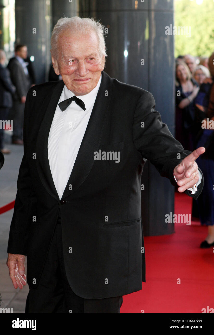 El padre de la Princesa holandesa Jorge Zorreguieta llega a la Concertgebouw de Amsterdam, Países Bajos, 27 de mayo de 2011. La Princesa Máxima de Holanda recibió el 27 de mayo un concierto de la Orquesta del Concertgebouw de Amsterdam como un regalo por su 40 cumpleaños. Foto: Patrick van Katwijk (Países Bajos) Foto de stock