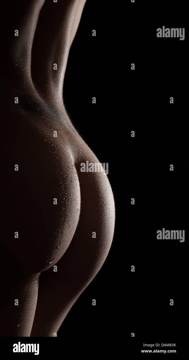 Clave bajo la imagen de una mujer desnuda mostrando la parte inferior de la espalda y bum. Foto de stock