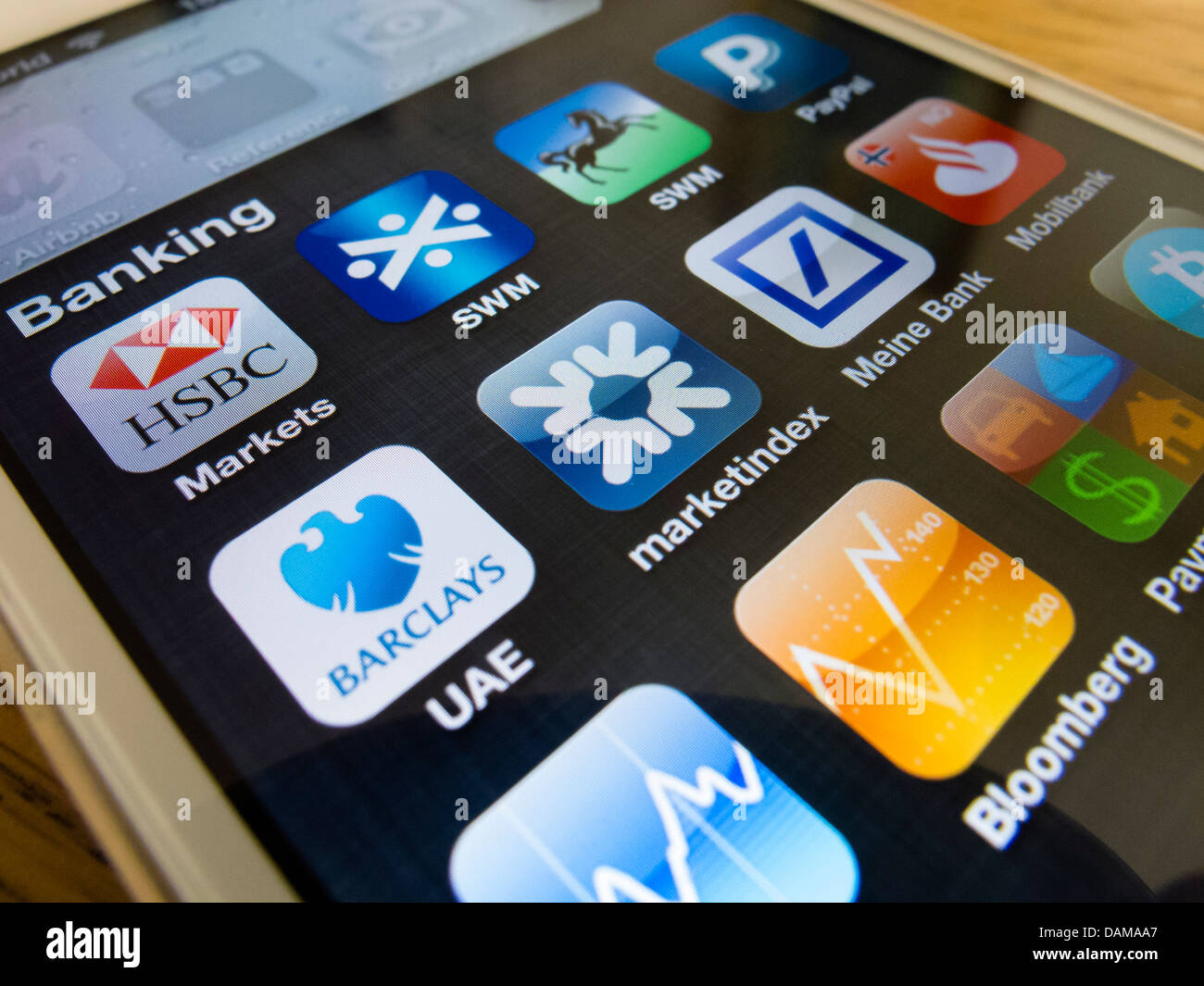 Detalle de iPhone 5 con muchas aplicaciones bancarias Foto de stock