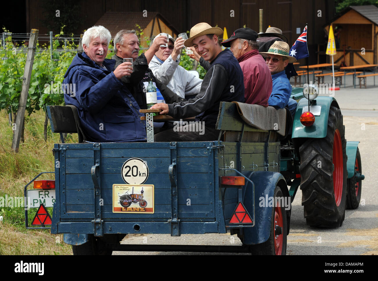 Un grupo celebra el Día de la Ascensión / Día del Padre con bebidas en un  traktor en Freiburg, Alemania, 2 de junio de 2011. En Alemania, el Día del  Padre es