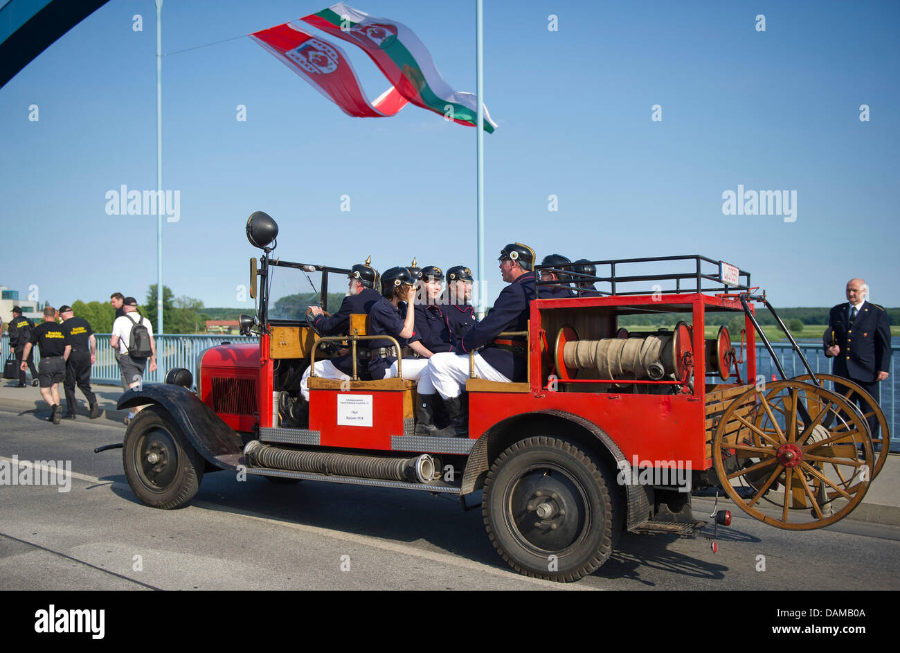 Un Bomberos Con Memgber Historica De La Unidad De Trabajo Bomberos Gaschwitz E V Duro A Traves Del Rio Oder En Un Opel 10 40 De 1928 A Polonia Durante La Apertura De La