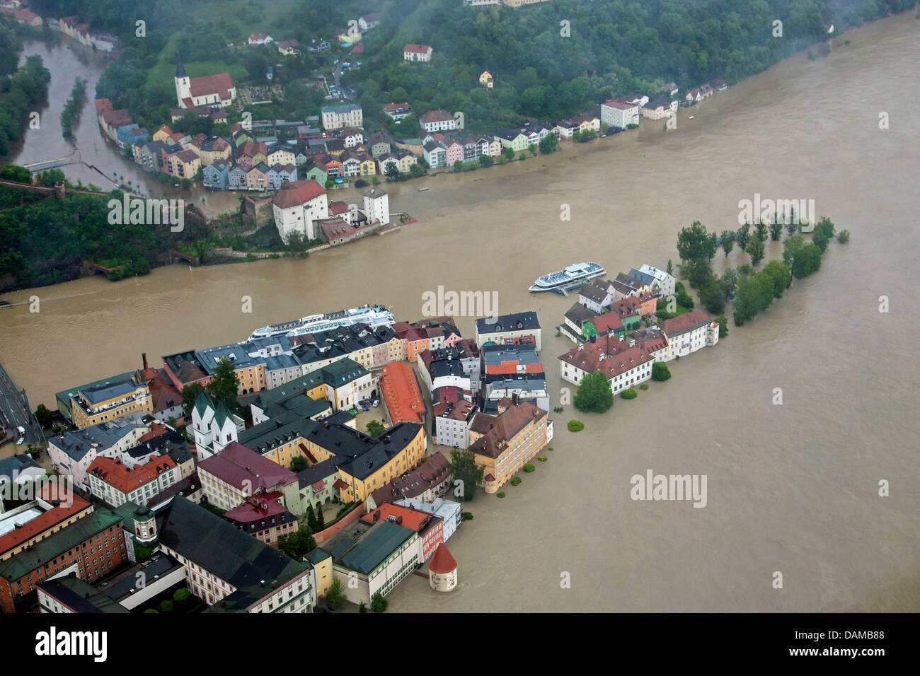 La confluencia de los ríos Danubio, Inn y Ilz en Passau inundada en junio de 2013, Alemania, Baviera, Passau Foto de stock