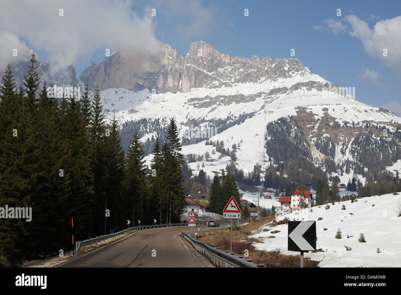 El camino hacia el paso de Costalunga, Nova Levante Tirol del Sur Foto de stock