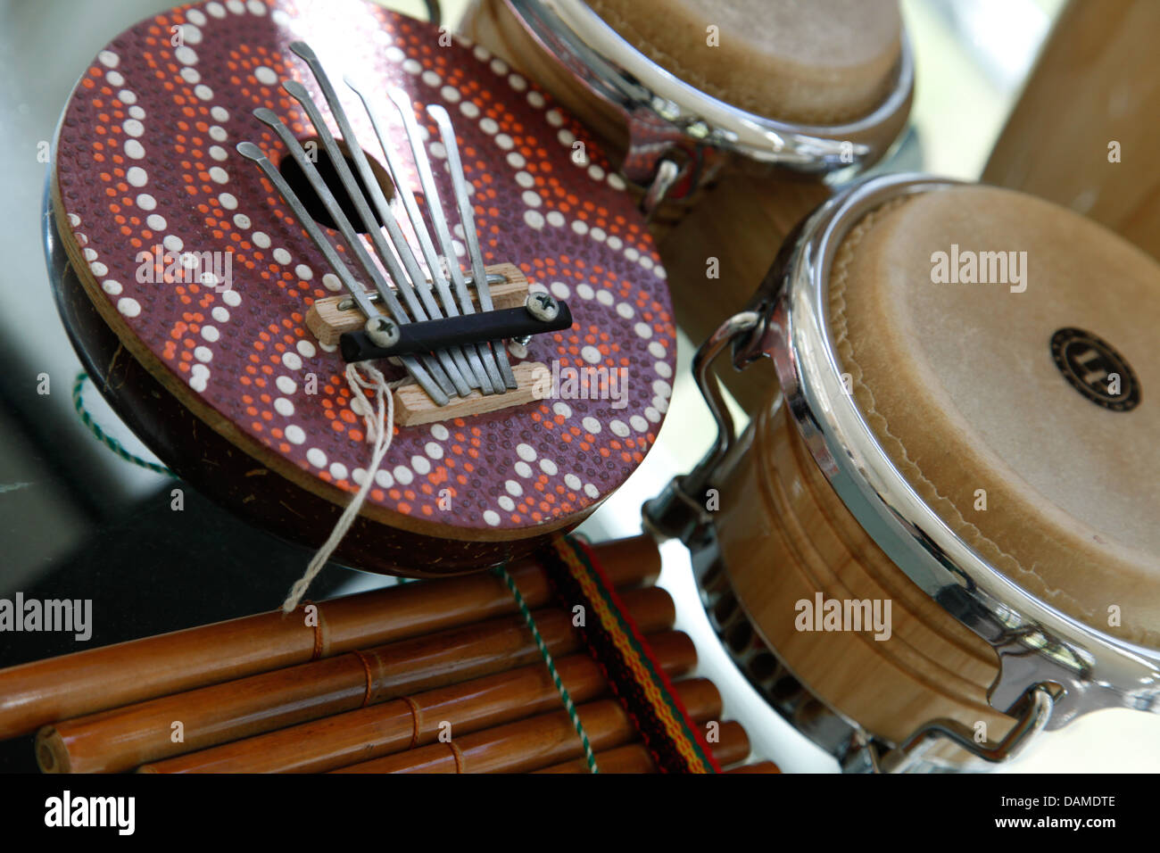 Una selección de instrumentos musicales de Costa Rica Fotografía de stock -  Alamy