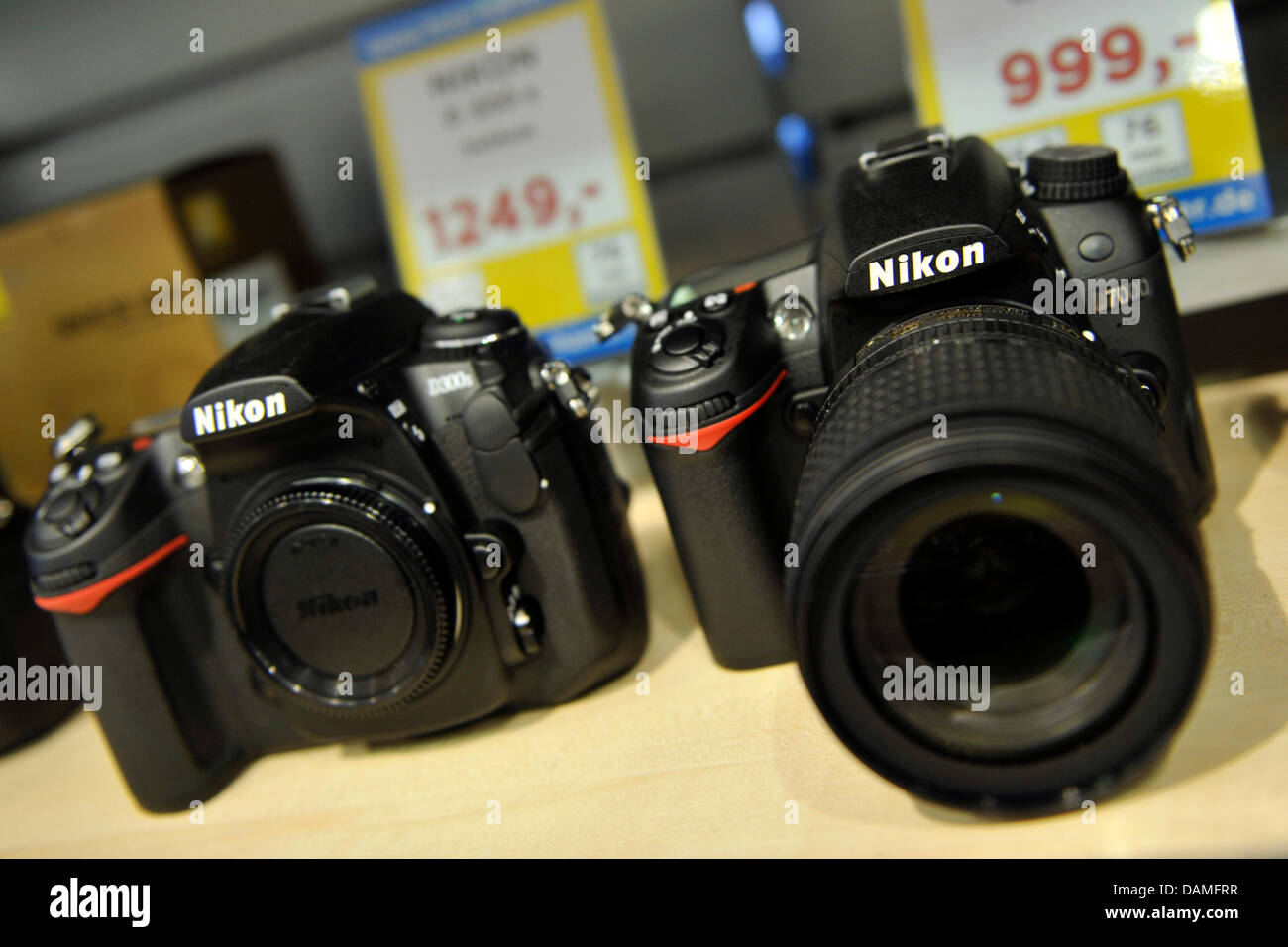 Las cámaras Nikon están en exhibición en un estante en una tienda de  fotografía en Bochum, Alemania, 24 de mayo de 2011. El impacto económico de  la catástrofe nuclear en Japón se