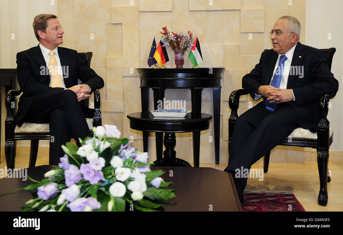 El Primer Ministro de la Autoridad Nacional Palestina, Salam Fayyad (R), se reúne el ministro alemán de Asuntos Exteriores Guido Westerwelle en Ramallah, Israel, 14 de junio de 2011. Foto: Aníbal Foto de stock