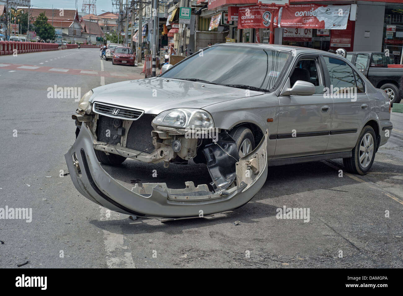 Detalle de los daños en la parte frontal del vehículo tras un accidente de coche . Tailandia S. E. Asia Foto de stock