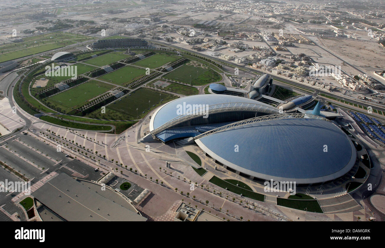 Una imagen sin fecha muestra el Aspire Dome (R) y los campos de  entrenamiento de la Aspire Academy en Doha, Qatar. Deportes especialistas  de 60 países, la formación de jóvenes talentos en