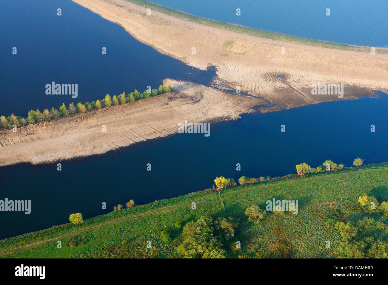 Vista aérea de arenal y el río Grensmaas, Bélgica, Limburgo, Stokkem Foto de stock
