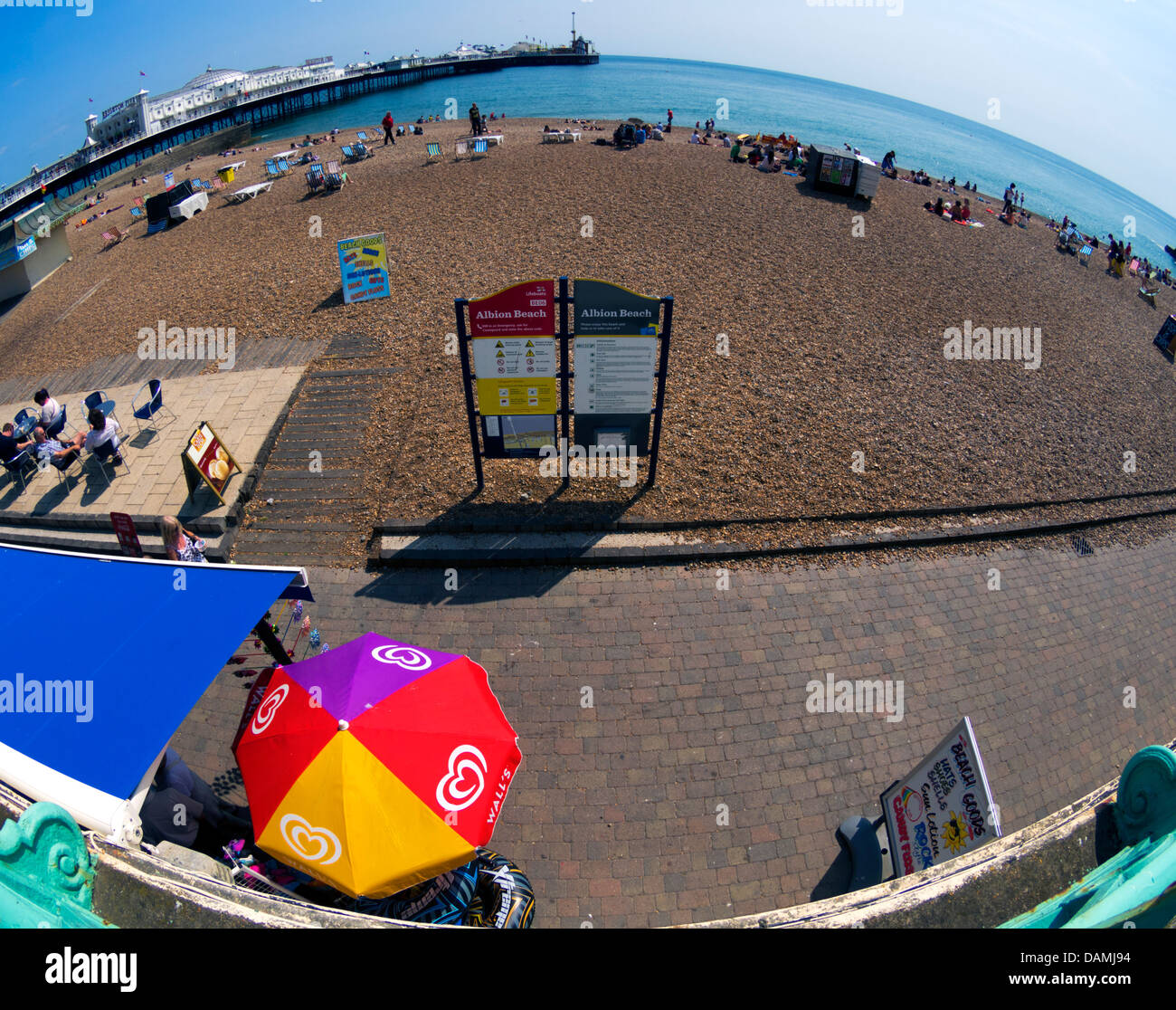 Planeta - Playa de Brighton Albion y Brighton Pier - imagen de gran angular extremo Foto de stock