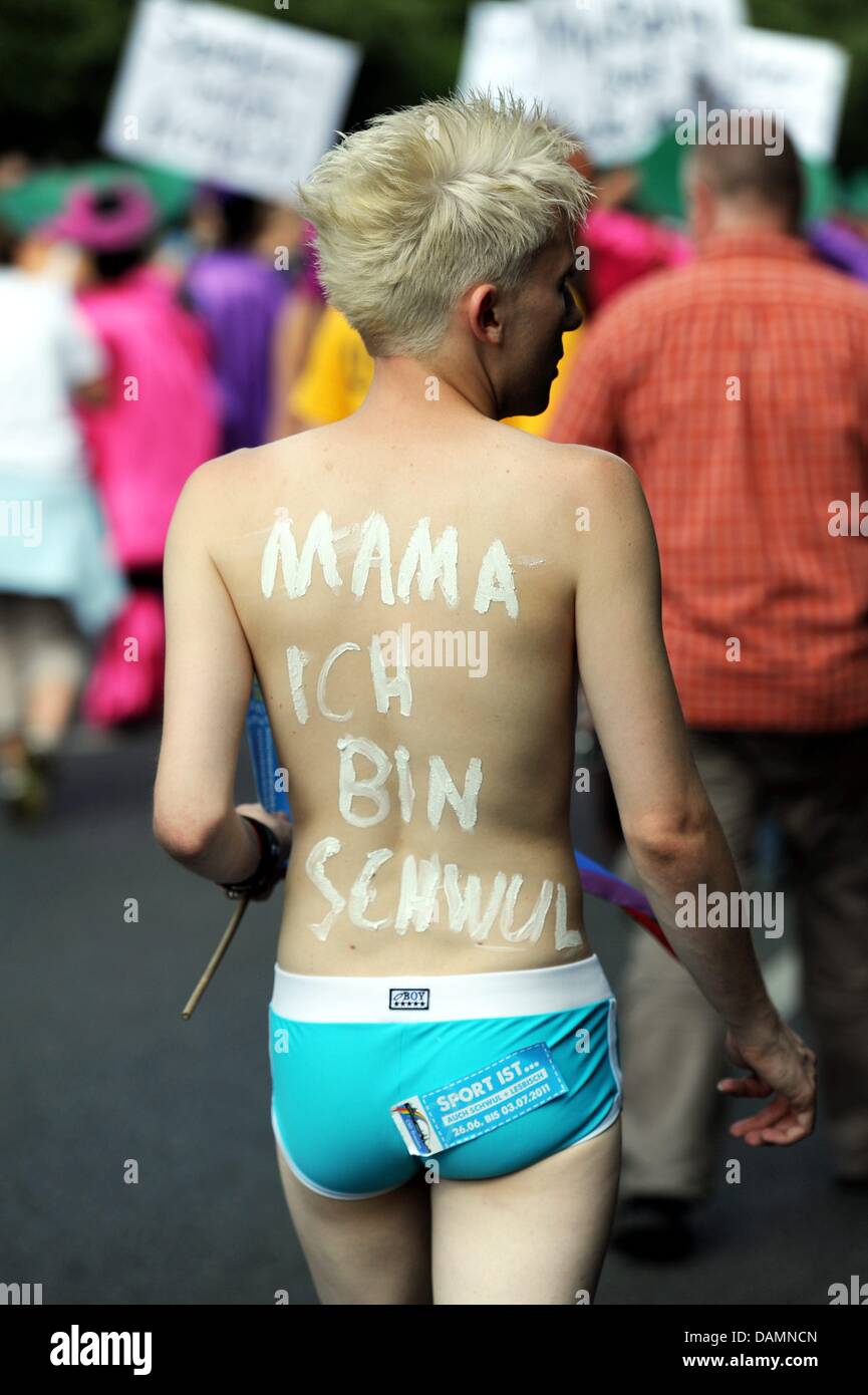 Un participante en la ropa recorre el Christopher Street Day (CSD) desfile en Berlín, Alemania, el 25 junio de 2011. Cada año en la de hombres mujeres homosexuales