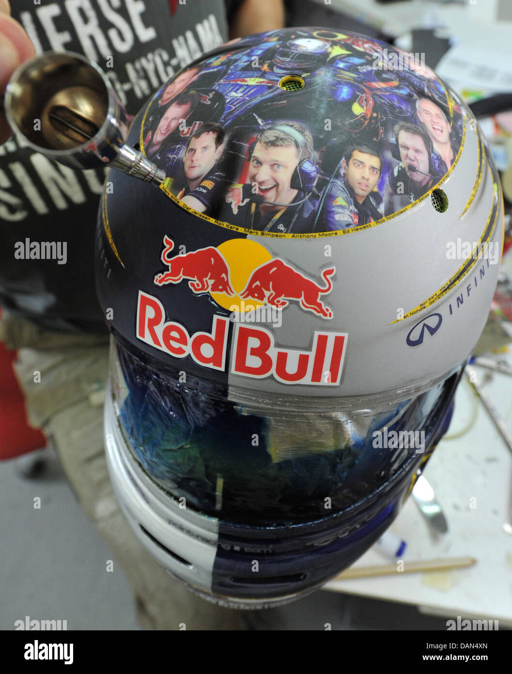 Fotos de los miembros de su equipo están pintadas en alemán campeón de  Fórmula Uno Sebastian Vettel de nuevo casco a casco Jens Munser JMD  designer's shop en Salzgitter, Alemania, 06 de