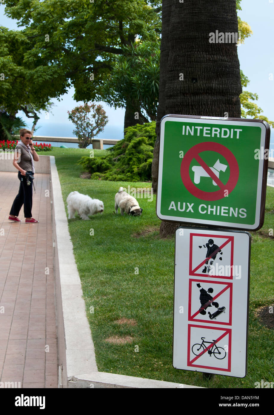 Interdit aux Chien - Prohíbe prohibido para perro perros. Jardín Grand Casino Monte Carlo, Principado de Mónaco Foto de stock