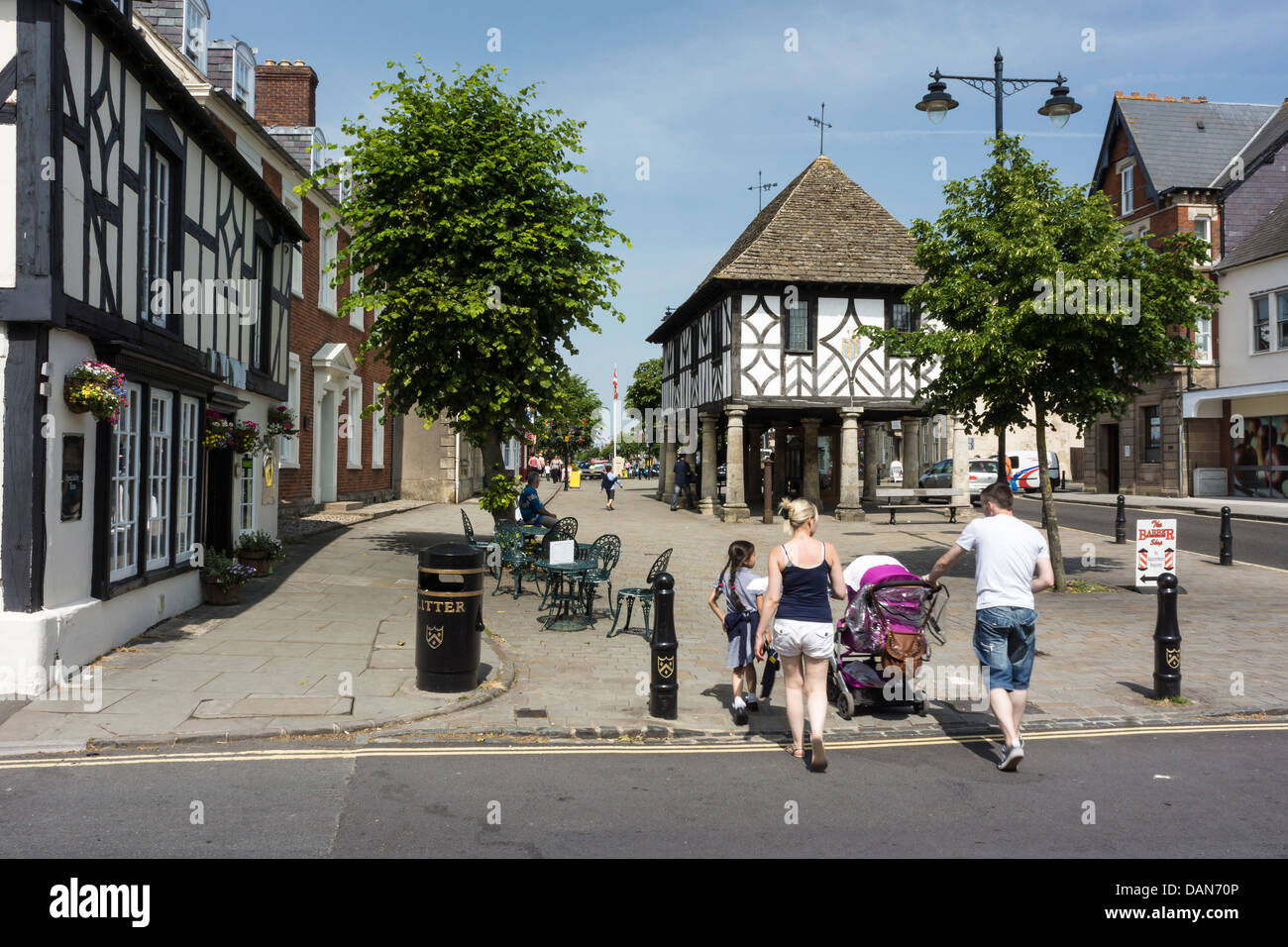 La calle al Royal Wootton Bassett en Wiltshire en una tarde de Julio en caliente. Foto de stock