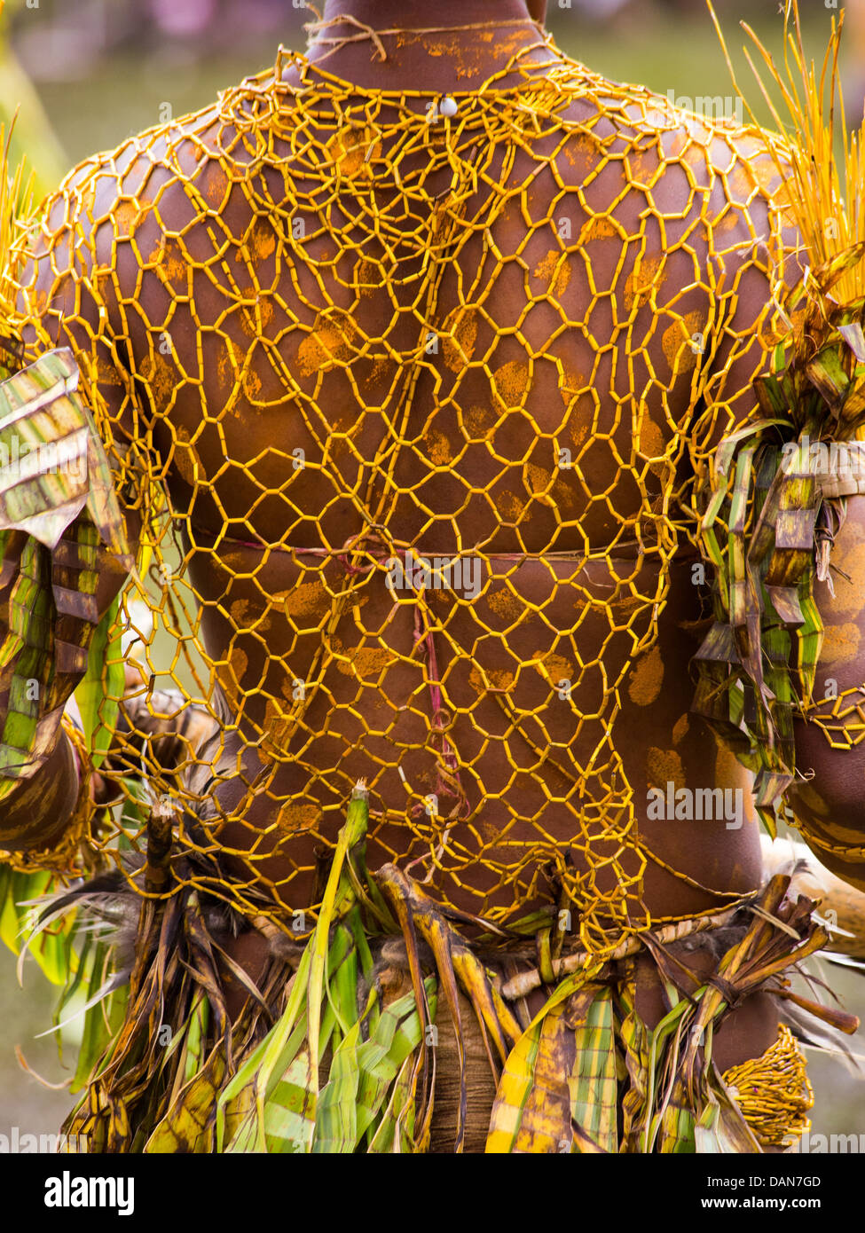 Mujer vestida con un traje tradicional y tribal en el Show Goroka, Papúa Nueva Guinea Foto de stock