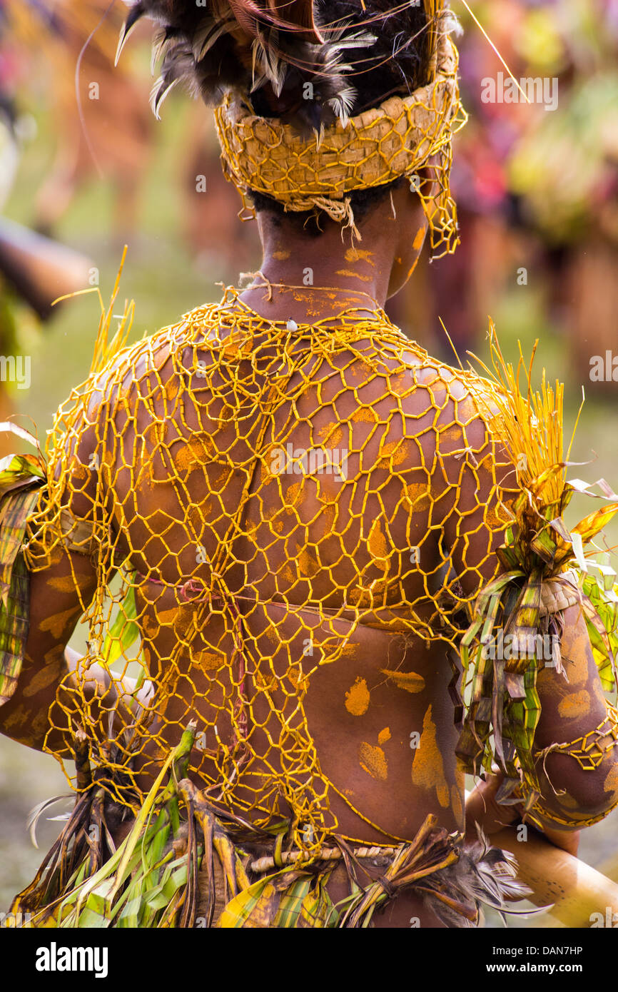 Mujer vestida con un traje tradicional y tribal en el Show Goroka, Papúa Nueva Guinea Foto de stock