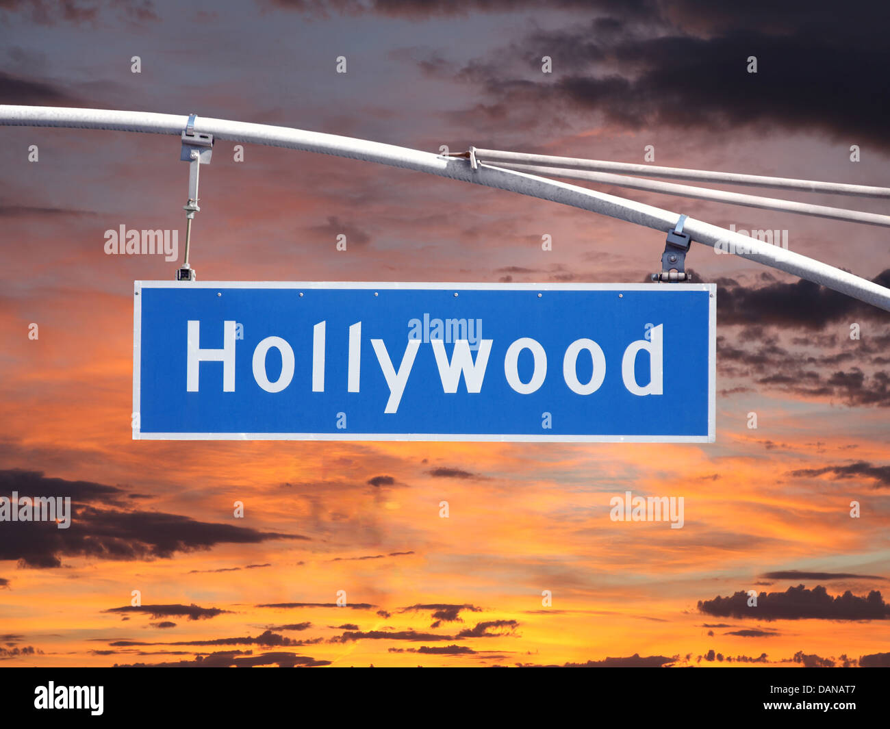 Hollywood Blvd sobrecarga calle signo con sunset sky. Foto de stock