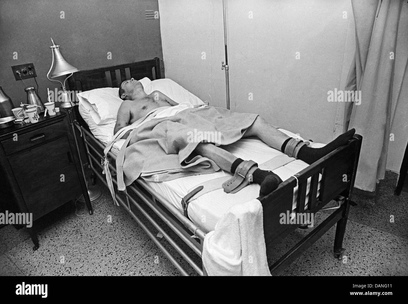 Un alcohólico hombre atado a su cama en el delirio motivo ward en un nuevo  hospital México, circa 1972 Fotografía de stock - Alamy