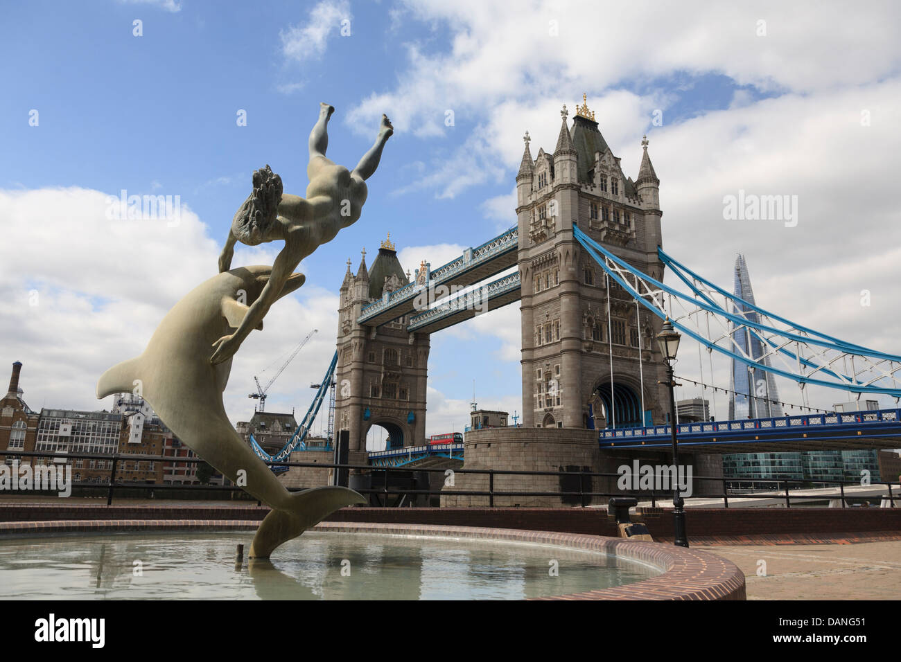 Chica con un delfín, el bronce, el Tower Bridge, Londres, Reino Unido. Foto de stock
