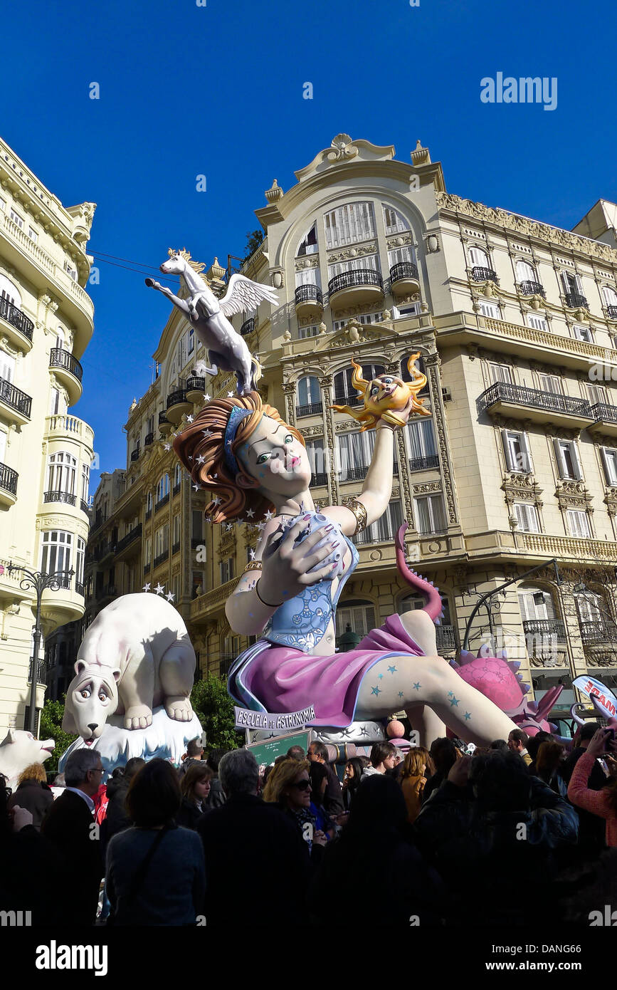 Concurrida calle en torno a las fallas en el anual Festival de Las Fallas en Valencia, España. Foto de stock