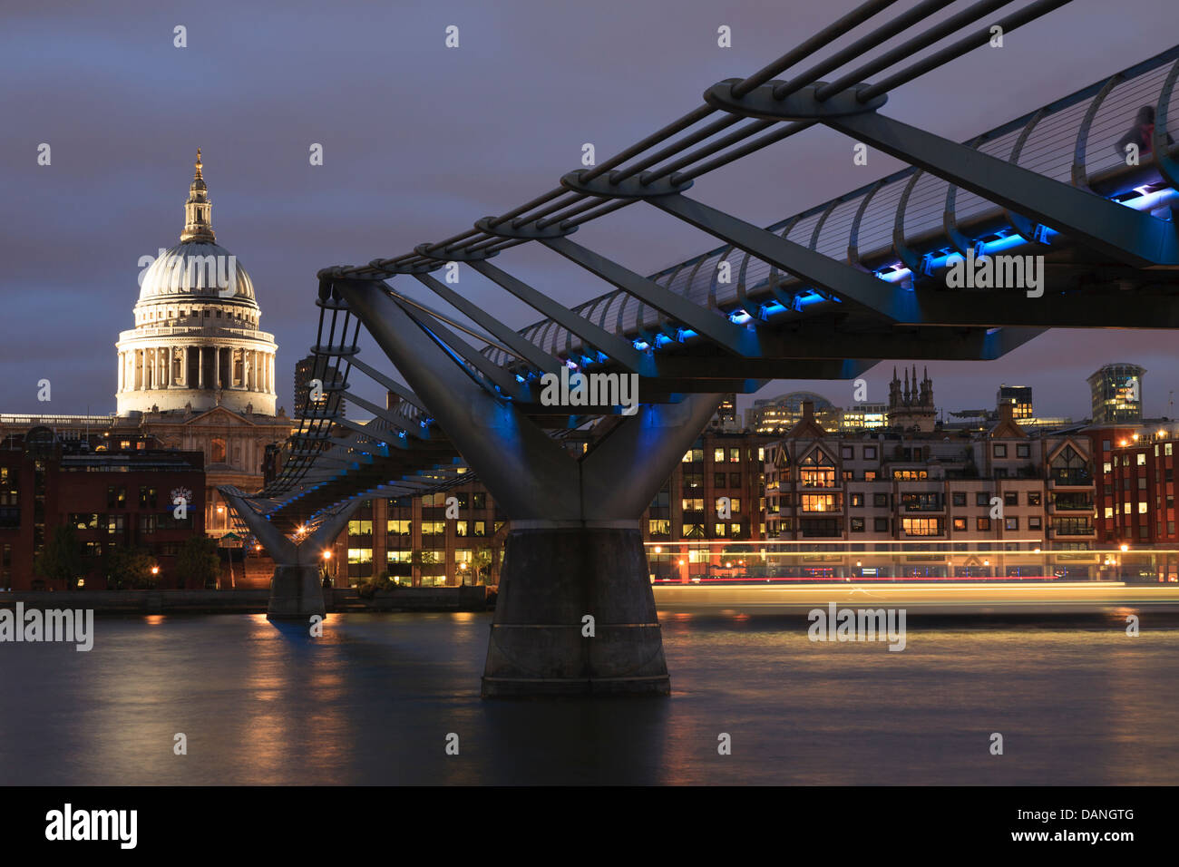El Puente del Milenio, conocido oficialmente como el Puente del Milenio de Londres, La Catedral de San Pablo, Londres, Reino Unido. Foto de stock